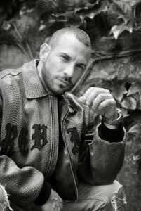 Alex Male Escort “Genussvolle Momente, stilvolle Begleitung – und ein Escort, der weiß, wie er Ihre Wünsche erfüllt. In Duisburg bietet Alex, ein charismatischer Male Escort, exklusive Gesellschaft für besondere Anlässe. Ob ein elegantes Dinner, eine kulturelle Veranstaltung oder ein privates Treffen voller Leidenschaft – mit Charme, Diskretion und Feingefühl sorgt er für unvergessliche Erlebnisse. Lassen Sie sich verwöhnen und genießen Sie eine Escort-Begleitung auf höchstem Niveau.”