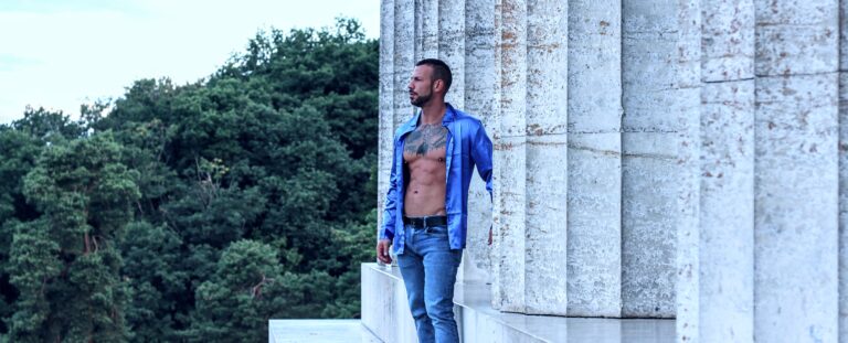 Alex – der dritte Blick, der Spannung schafft.