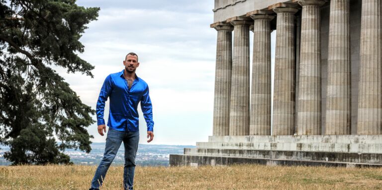 Ich bin Alex – ein erfahrener Gentleman mit Charme, Intuition und Stil. Ob als Begleitung zu gesellschaftlichen Anlässen, Geschäftsessen oder privaten Auszeiten