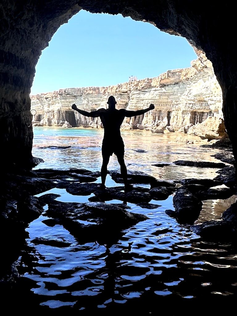 Alex ist kein Escort der etwas abspult Er ist ein Mensch der dich begleitet Eine Präsenz die dir Raum lässt zum Reden zum Schweigen zum Atmen Sein Blick berührt bevor es seine Hände tun Und wenn der Moment kommt in dem du dich entscheiden willst geht es nicht darum was passiert sondern wie es sich anfühlt