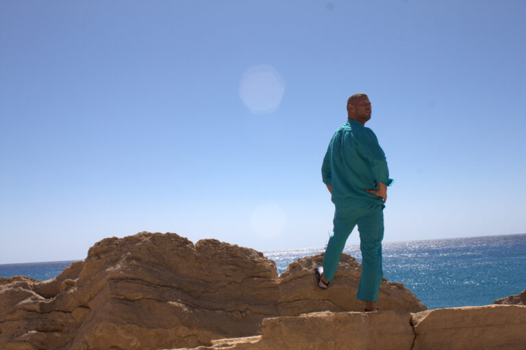 Wenn du am Morgen erwachst, vielleicht mit müder Haut, aber wachem Herzen, vielleicht mit einem Gefühl von Frieden und erfüllter Weiblichkeit, dann wirst du wissen, dass dieser Abend mehr war als ein Abenteuer. Er war eine Rückkehr. Zu dir selbst, zu deiner Kraft, zu deinem Verlangen.